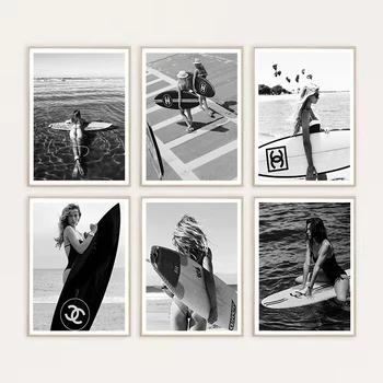 Poster di Moda con Ragazza Surfista in Bianco e Nero, Tavola da Surf e Paesaggio Marino, Dipinto su Tela, Arte Murale per Decorazione Casa e Stanza