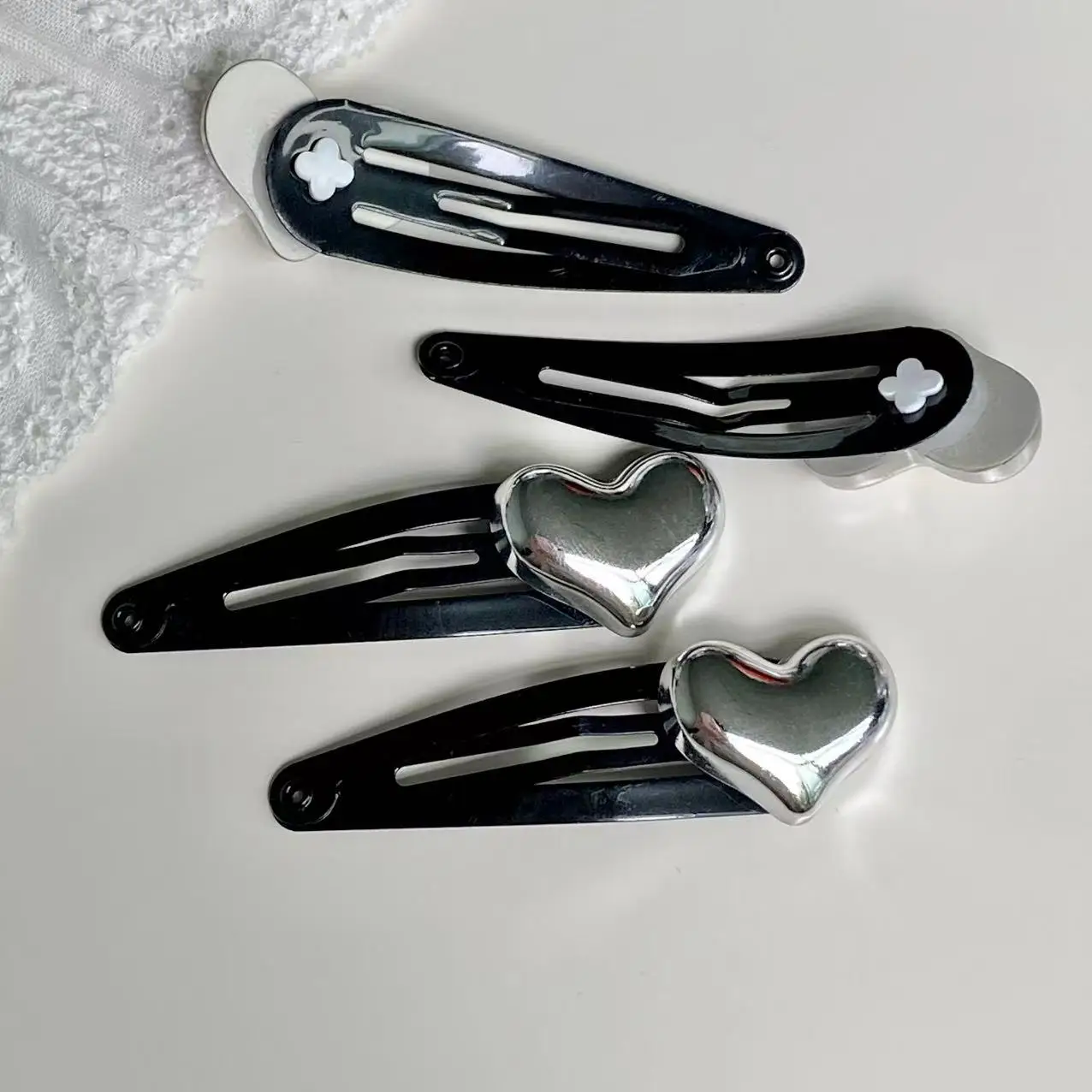 1PC Black Hair Clips with Silver Heart - shaped Decor, Cute Hair Accessories for Women, Ideal for Stylish Side Hair Styling