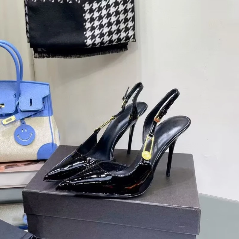 Sandali a punta da donna 2023 primavera/estate nuovo tacco alto banchetto moda fibbia in metallo Baotou tacco sottile scarpe bocca poco profonda