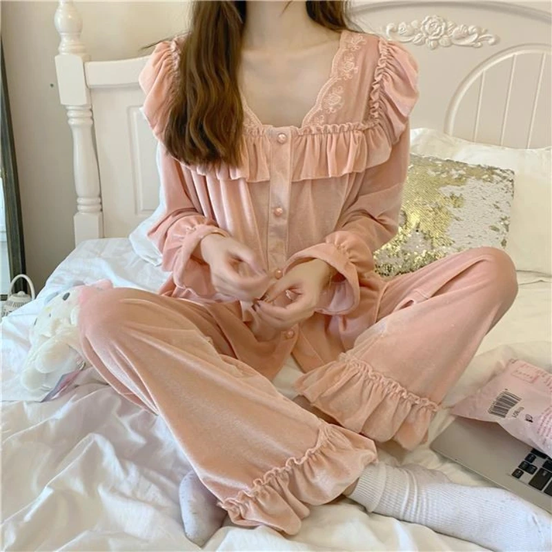 Retro palace style gold velvet nightgown women spring 2023 new style pure lust style long-sleeved pajamas high-end home wear