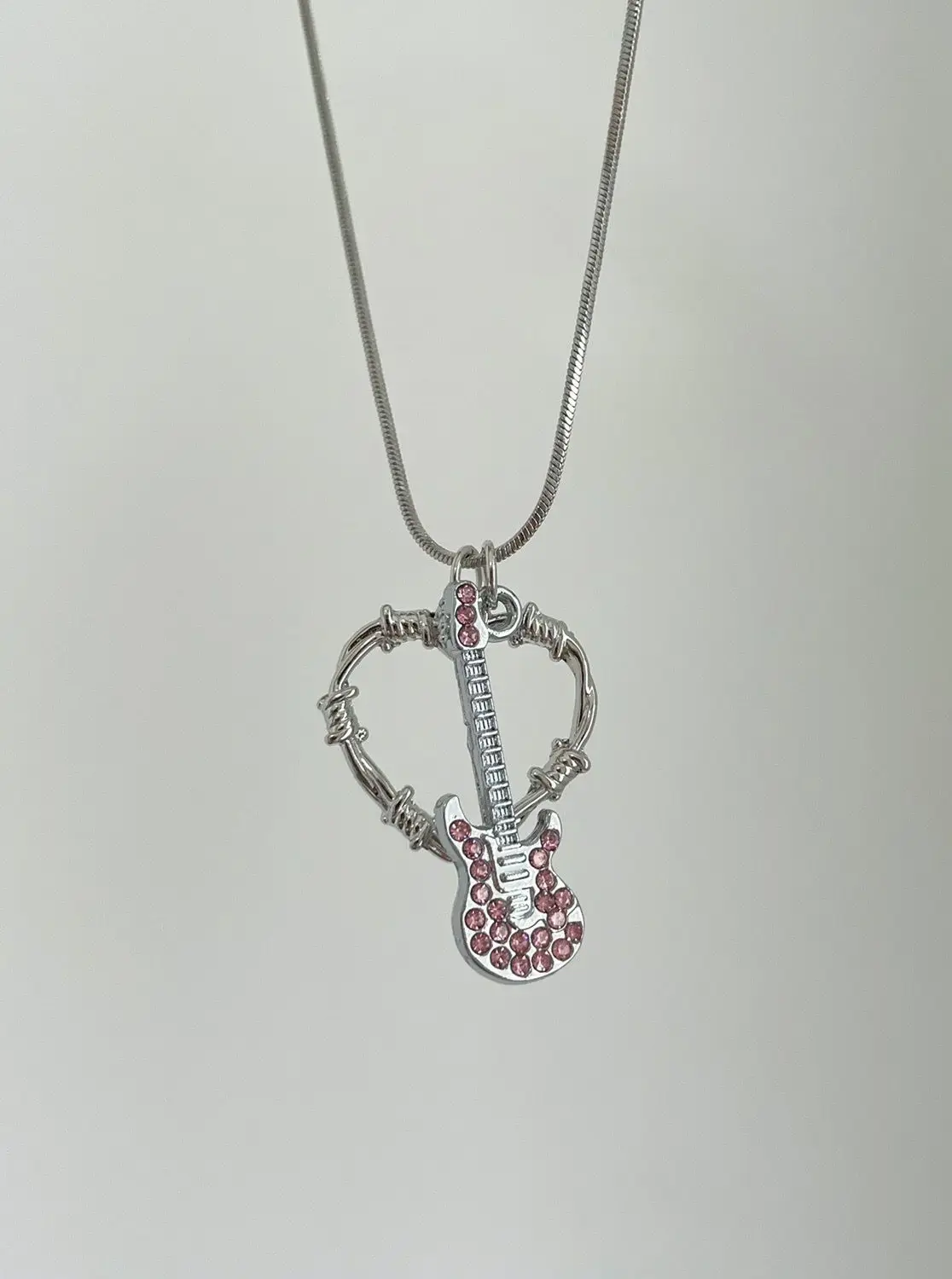 

Vintage Fashion Personality Pink Crystal Guitar Love Thorn Necklace Hip Hop Punk Pendant Banquet Jewelry Accessories Gift