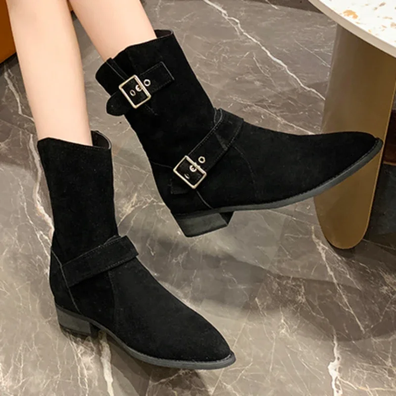 

Женские ботинки без шнуровки, зимние однотонные ботинки из флока с острым носком и пряжкой на низком каблуке, в римском стиле, 2023