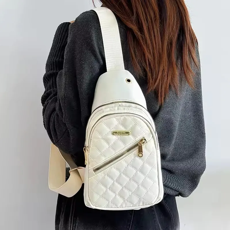 حقيبة ظهر ذات طراز محايد للرجال والنساء، مع قماش مائل متعدد الألوان ومواد نايلون. مناسبة للسفر.