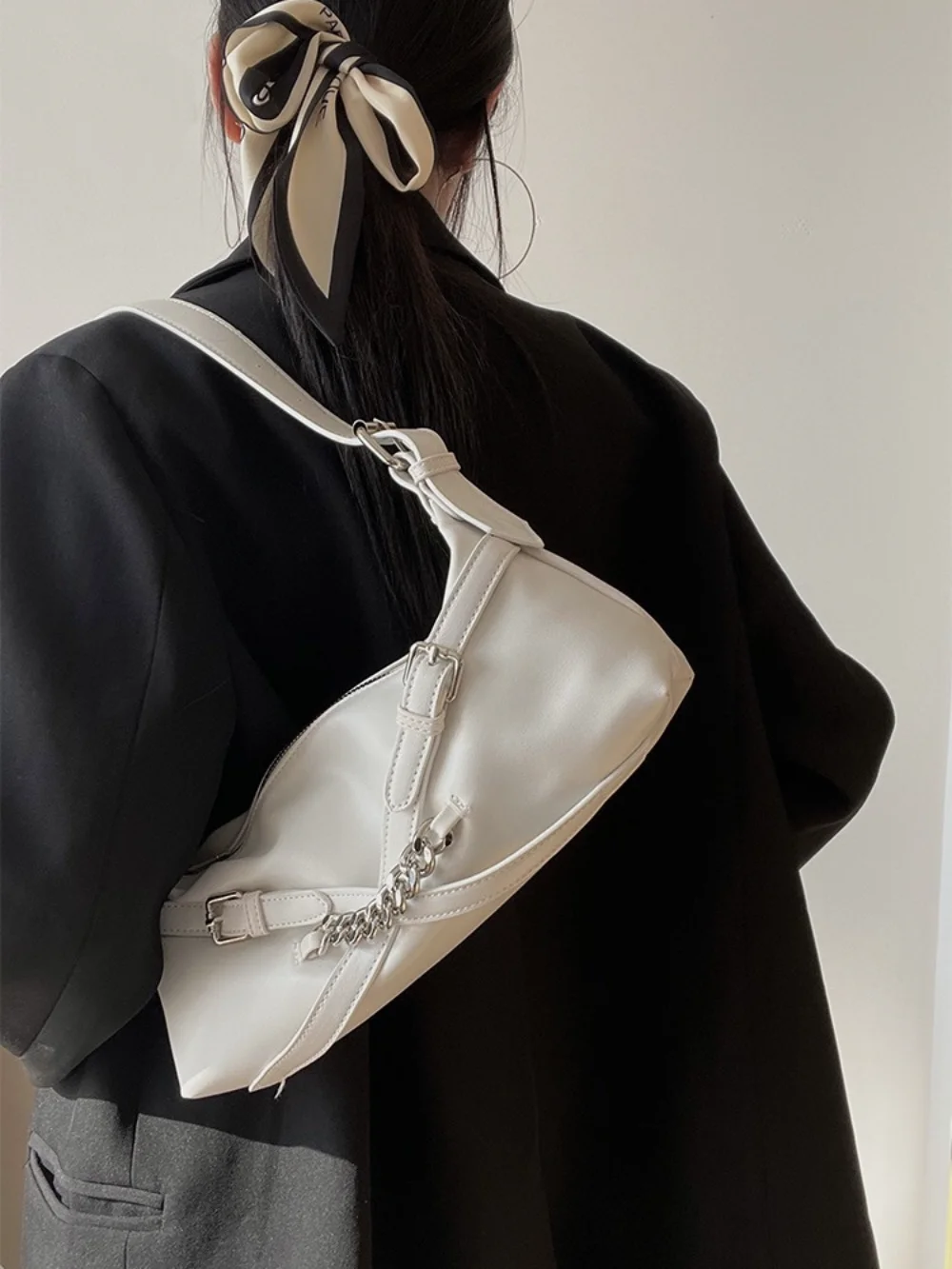 

Корейская универсальная нишевая летняя новая сумка для подмышек, модная эстетичная сумка через плечо из мягкой искусственной кожи с цепочкой, кошельки и сумочки