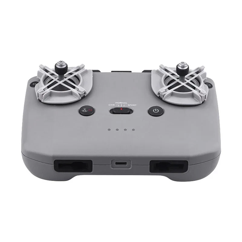 Main tenant la télécommande DJI RC-N1 équipée du support de joystick, prête pour le vol.