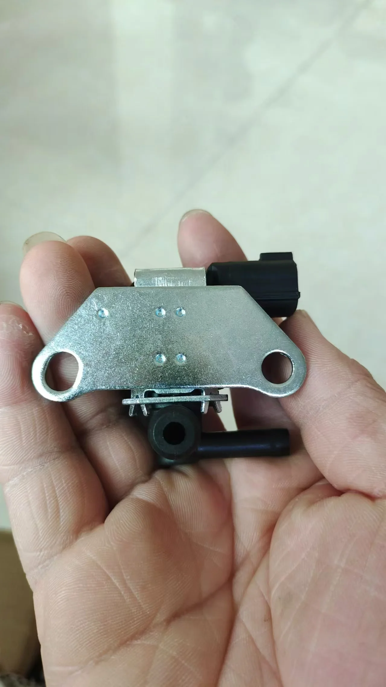 1pcs Car Vapor Canister Purge Solenoid Valve 14930-EN20A K5T46695 14930-EN200 14930-ET000 for NISSAN-CUBE NV200 SENTRA VERSA