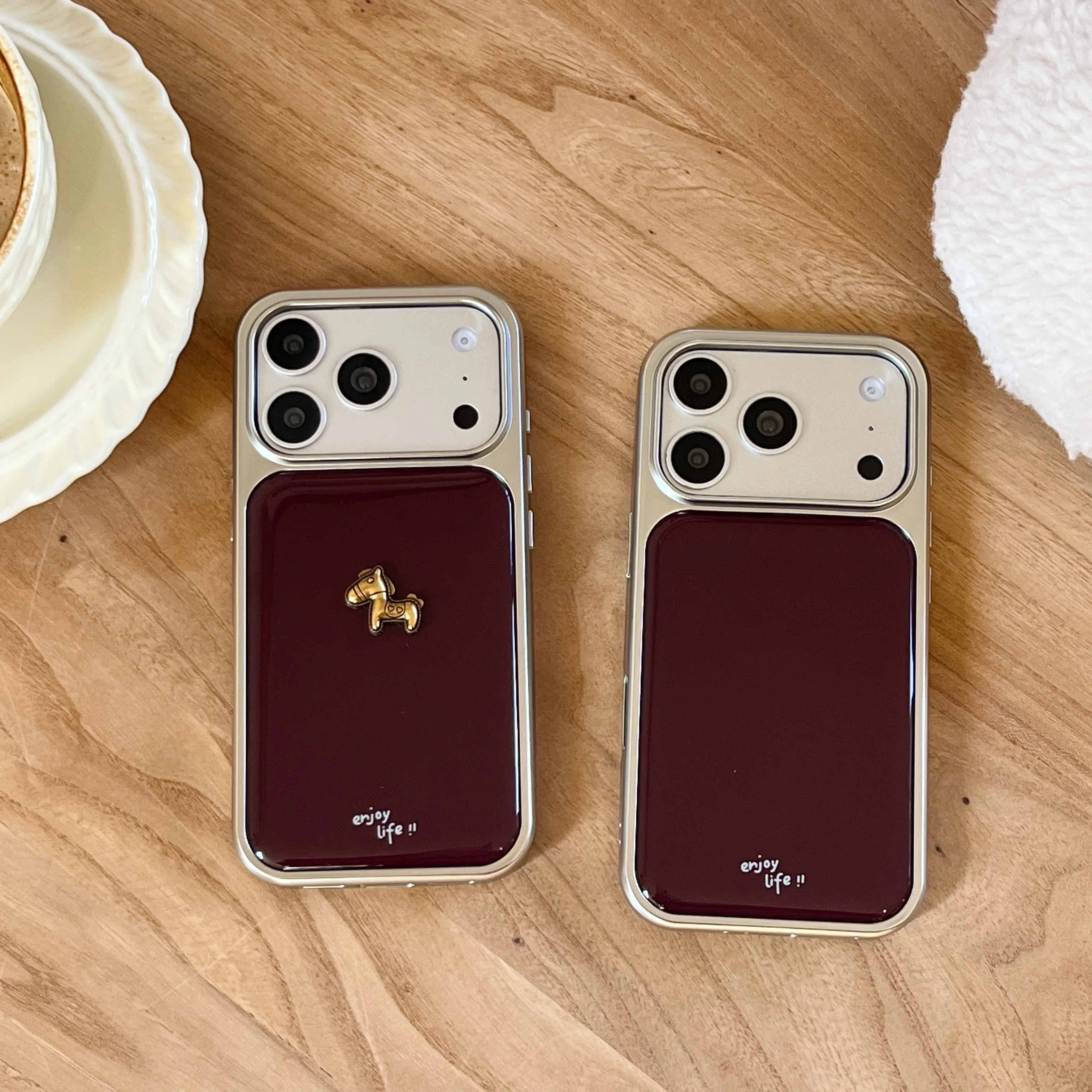 Elegantes, glänzendes 3D-Handyhülle-Design in Burgunderrot mit goldenem Pony-Anhänger für iPhone 18 17 16 15 14 11 12 13 Pro Max Plus Rückseiten-Cover