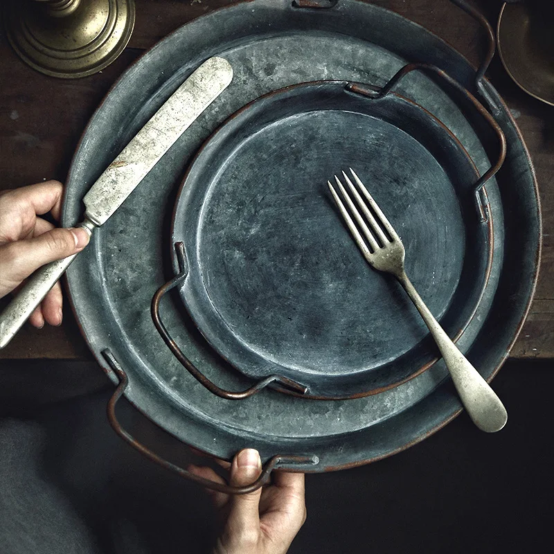 E2 European Retro Metal Plate Dishes With Handle Round Vintage Storage Bread Tray Home Decoration Tableware Dinner Plates Sets