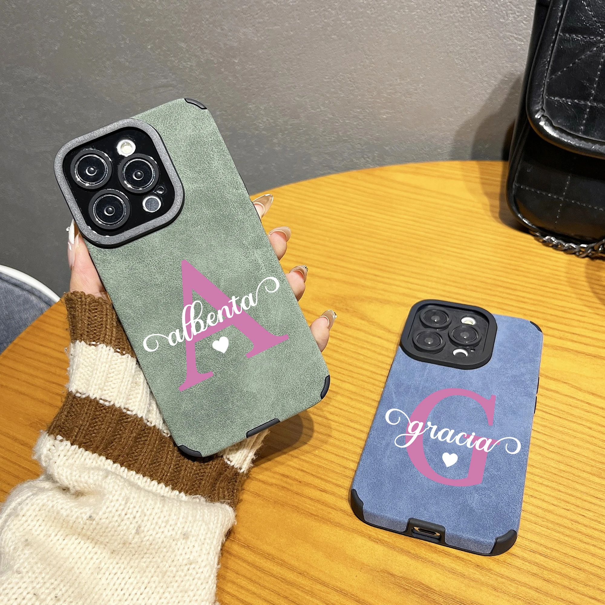 Capa Personalizada com Nome e Letra Inicial Colorida de Couro  para iPhone