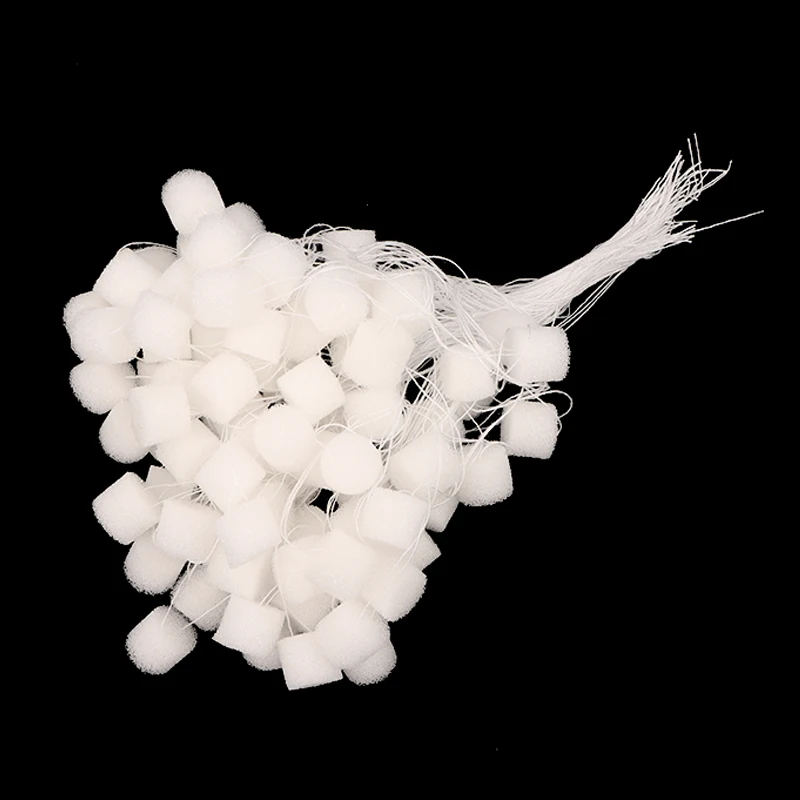 Bouchons d'oreille en mousse pour casque antibruit disposés en pile, remplacement facile.