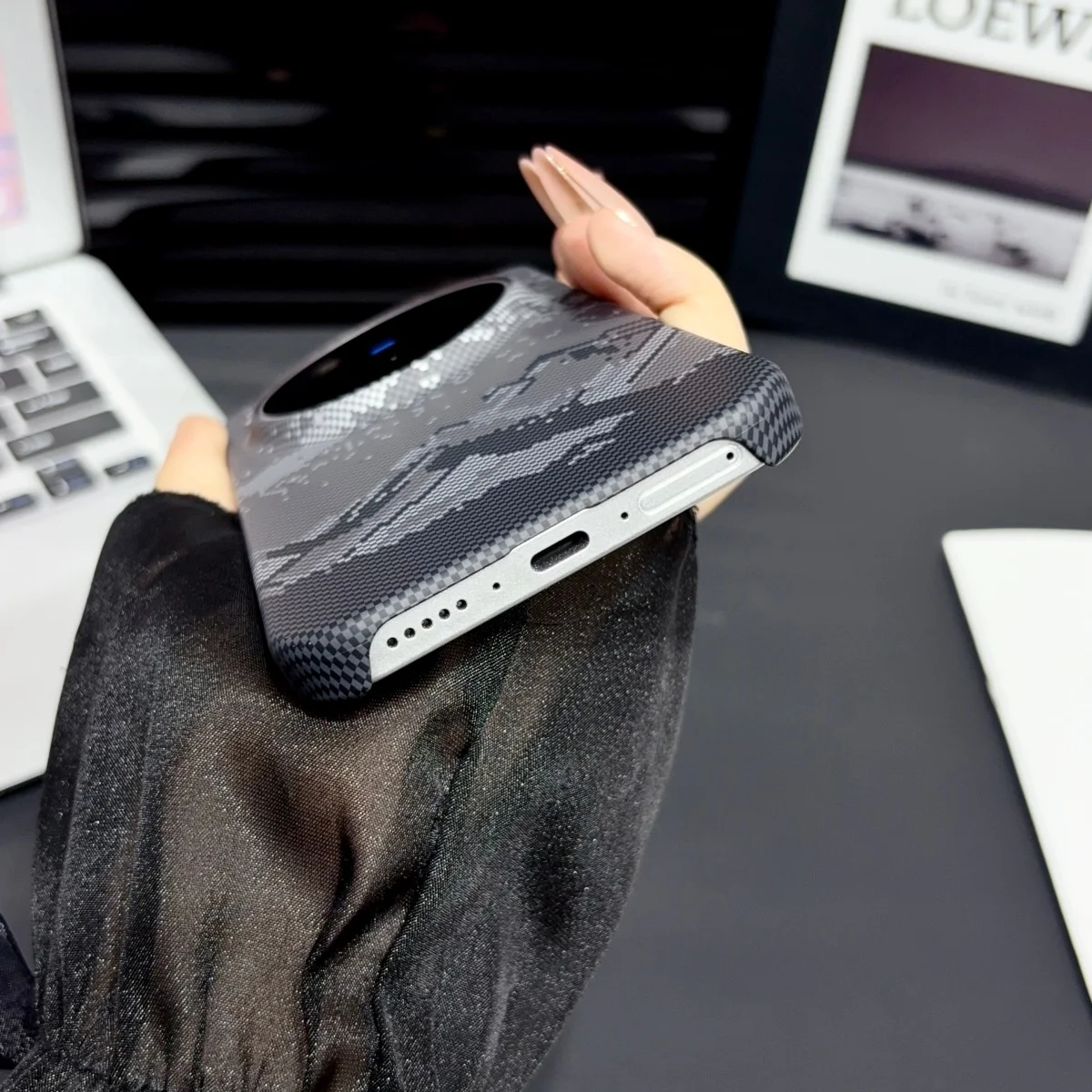 Magnetic Kevlar Carbon Fiber Pattern Frameless Phone Case with MagSafe Compatibility