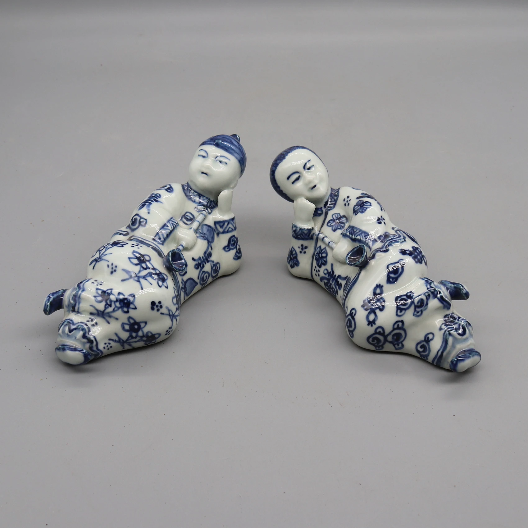 figurine-in-ceramica-dipinte-a-mano-blu-e-bianco-un-set-di-due