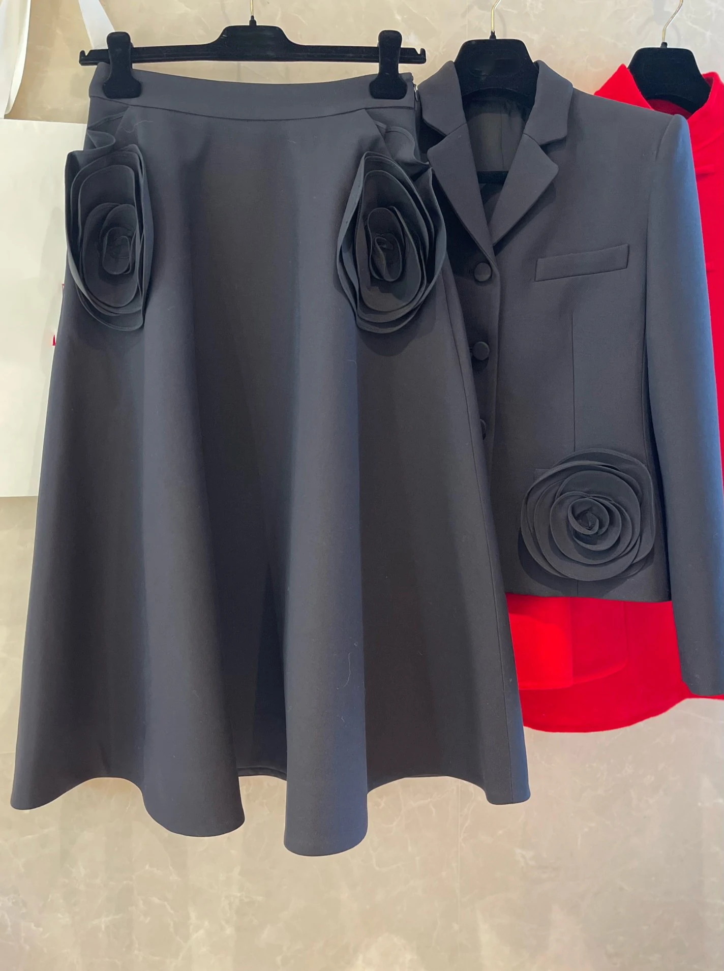 Рисунок 3 - Женский пиджак с юбкой до локтя