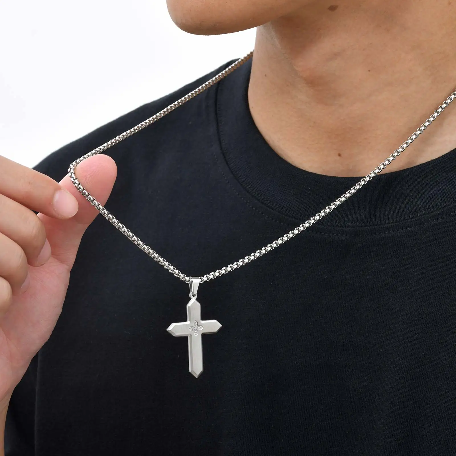 Stilvolle Edelstahl-Halskette mit mattem Kreuz-Anhänger und Zirkon, wasserfester christlicher religiöser Glaube-Gebetsschmuck für Männer – Detail 4