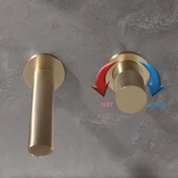 ก๊อกน้ําในห้องน้ําทองเหลืองขัดเงาทองหรูหราติดผนังปรับปริมาณน้ําได้ การออกแบบฝังตัวสําหรับอ่างน้ําร้อนและน้ําเย็นแตะ 5