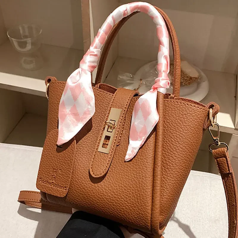 Advanced Texture Female 2024 New Shoulder Simple and Popular Large Capacity Hand Carrying Simple Tote Bag