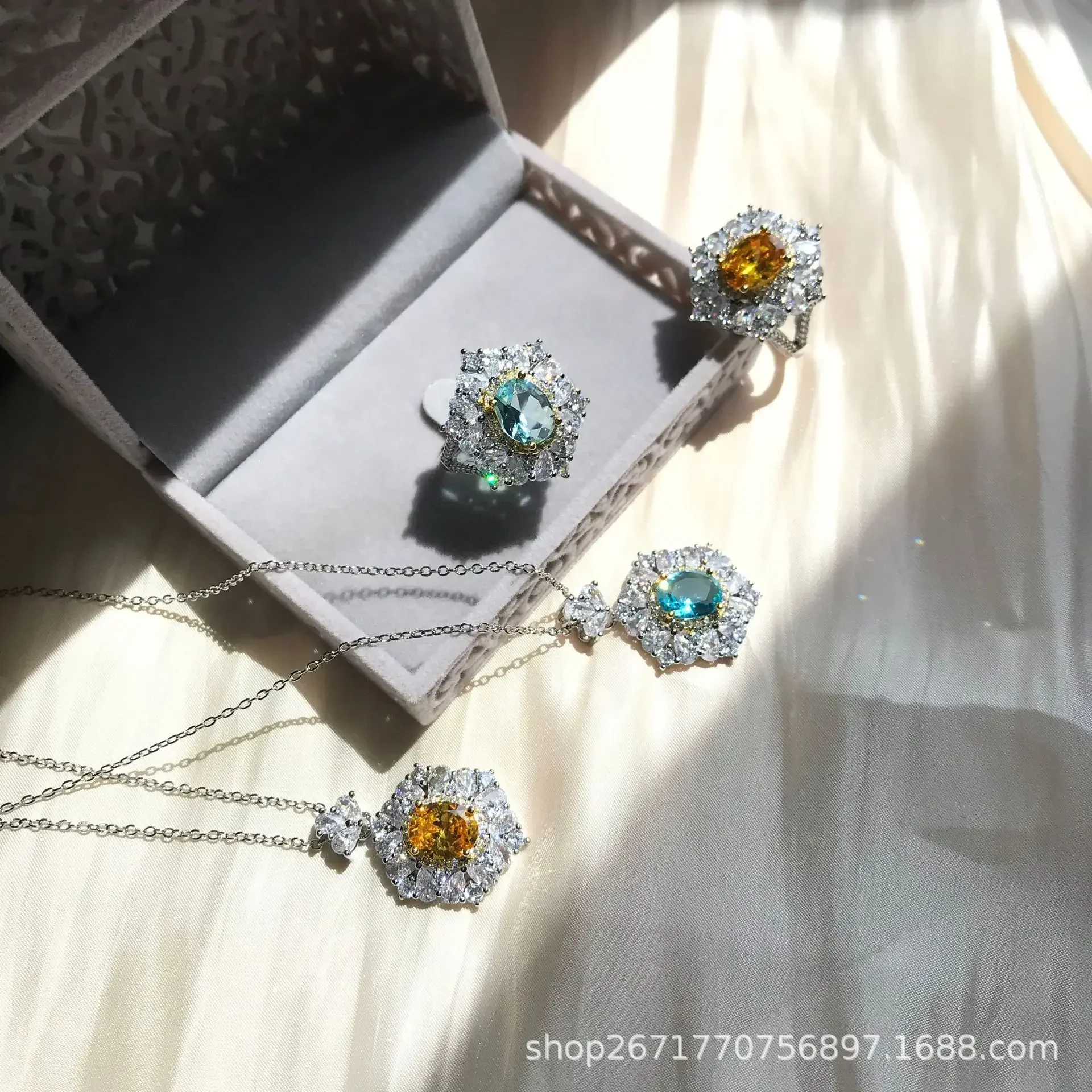 Lihua Light Luxury Sky Blue Artificial Topa Gold Ring Placcato Bright Micro Inlay Seiko Color Treasure Pendant Female