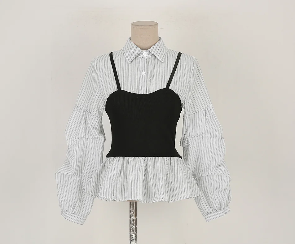 قميص نسائي جديد لربيع 2026 بتصميم مخطط يحدد الخصر وقصة ضيقة مع تصميم كم منفوش وهمي من قطعتين