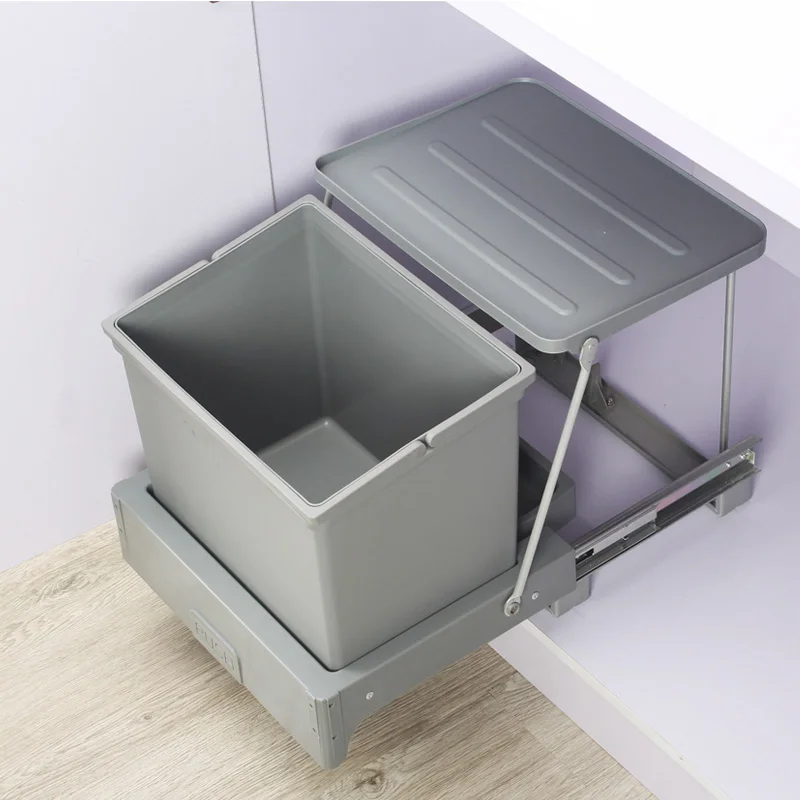 Una solución para el almacenamiento de la papelera en la cocina armario  bajo el fregadero. Unidad de esquina con una bandeja extraíble para la  papelera Fotografía de stock - Alamy