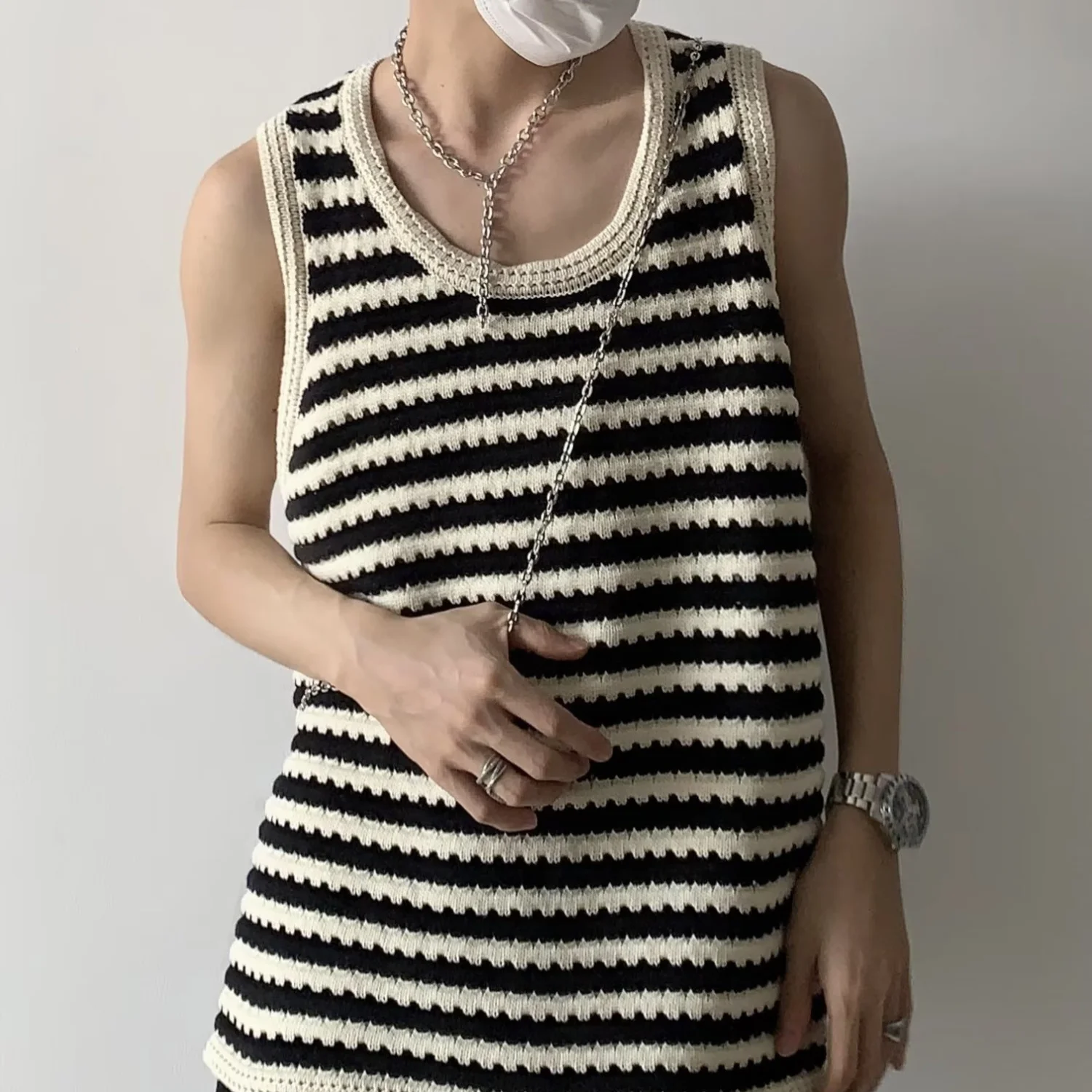 New Summer Thin Black and White Striped Knitted Sweater Vests for Men Casual Loose Sleeveless Houndstooth Harajuku Sweater Vests
