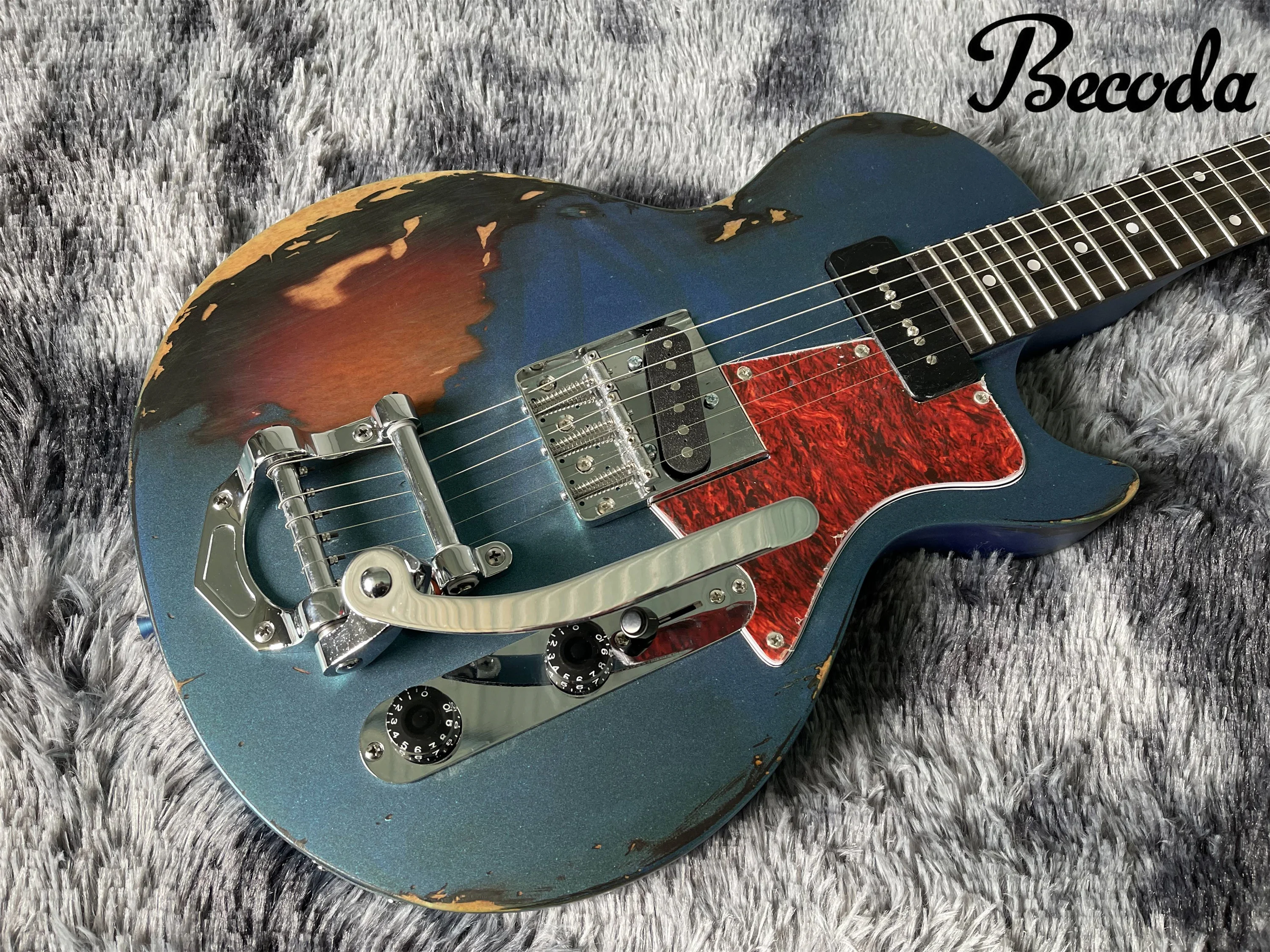 

New becoda Electric Guitar.Little jazz tremolo system, hand-built old guitars.Shimmering metallic blue and sunset