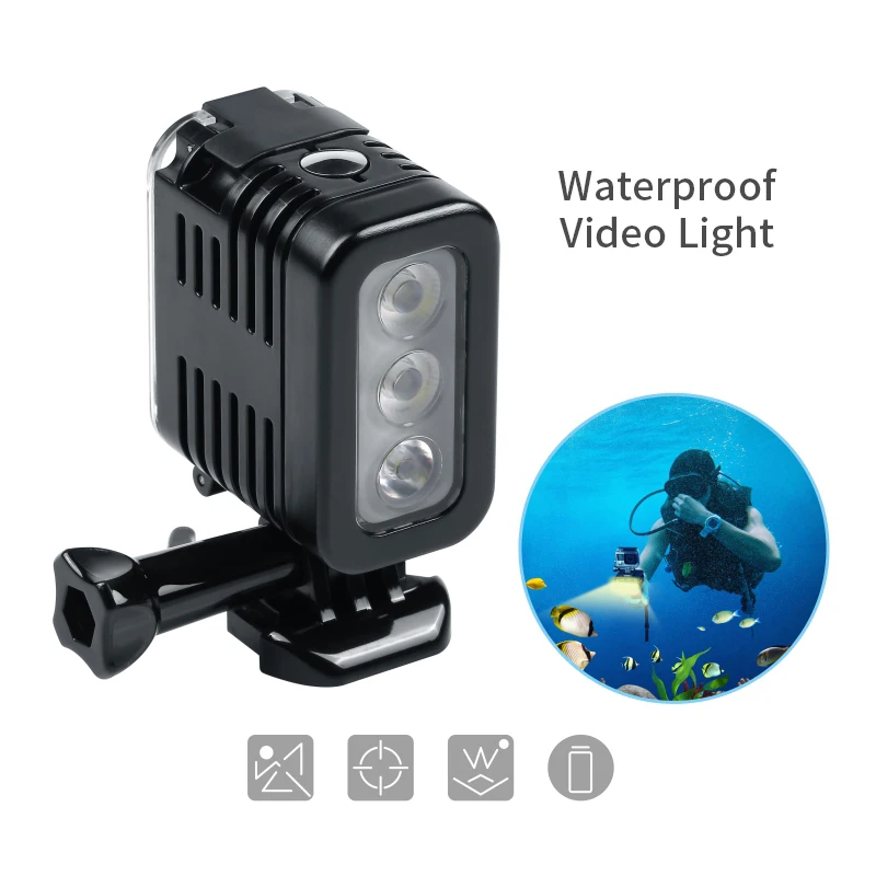 Lampe LED étanche 30 mètres 300 lumens pour GoPro et caméras d'action allumée sous l'eau, montrant son faisceau lumineux puissant.