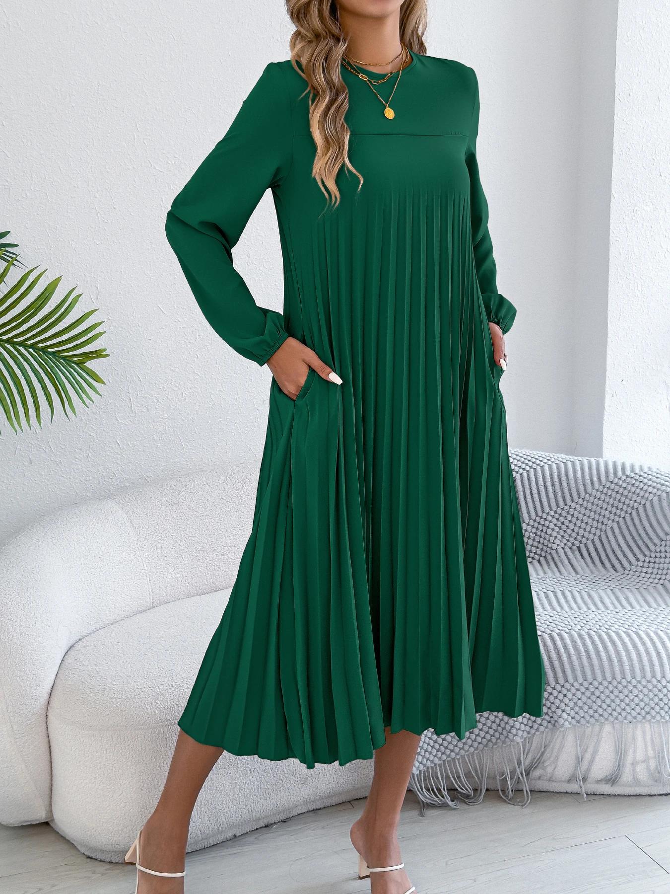 Retro Solid Color Round Neck Long Sleeve Pleated Dress