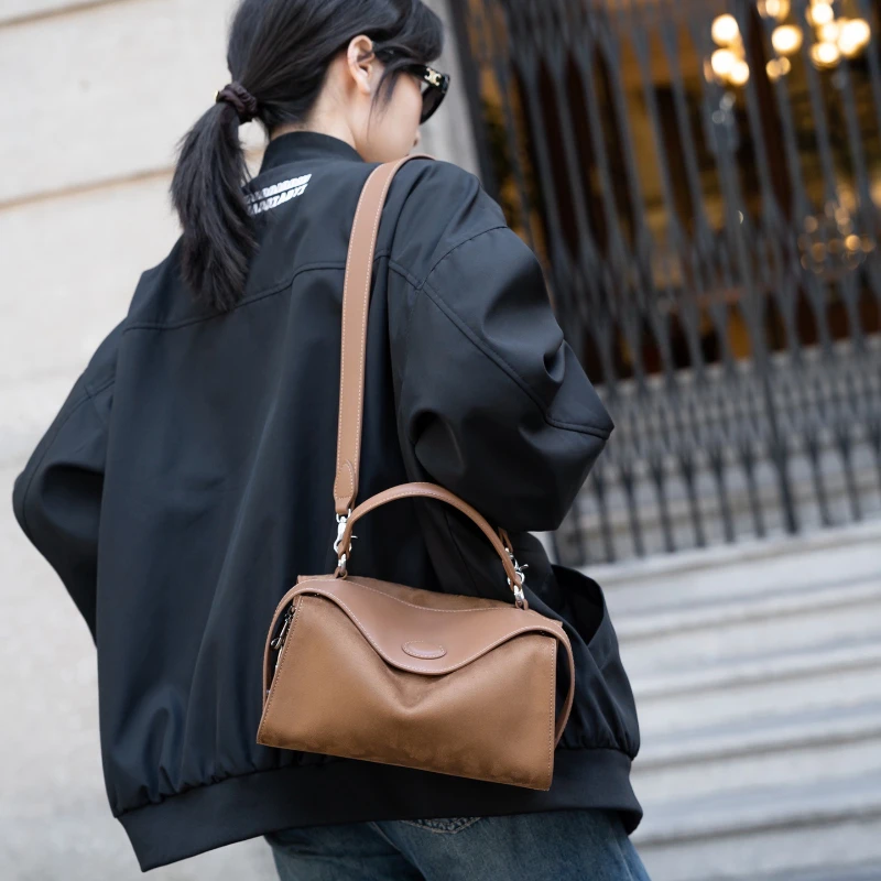 2024 New Leather Women's Bag Senior Sense Fashion Women's Cowhide Saddle Crossbody Bag Delicate Small Bag