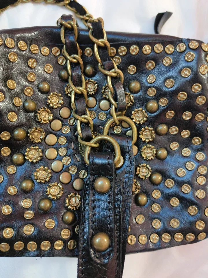 Bolso cuadrado pequeño con cadena de remaches hecho a mano de