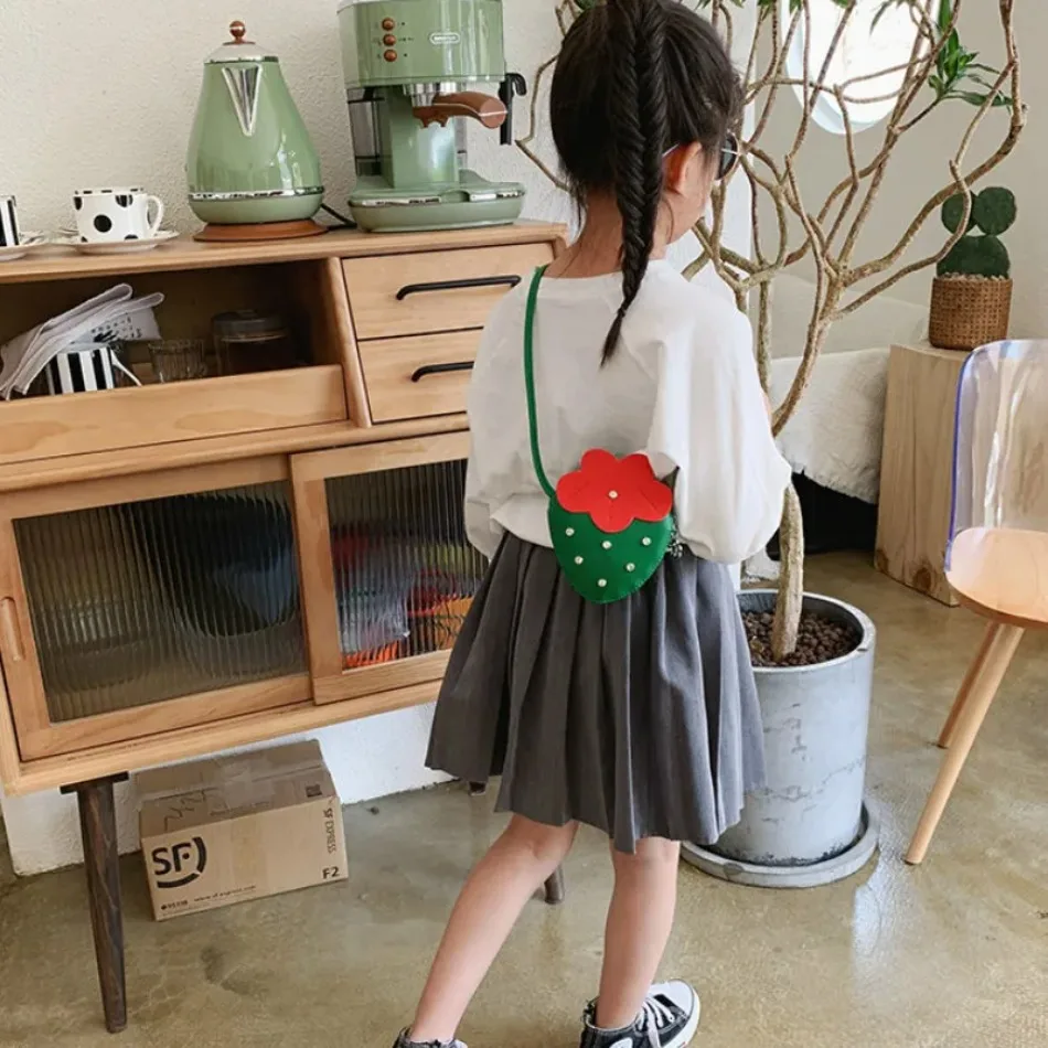 1 Pcs Children Small Bag Strawberry Crossbody Bag Cute Little Girl Zero Wallet Versatile Fashion Shoulder Bag Trend Kids Handbag