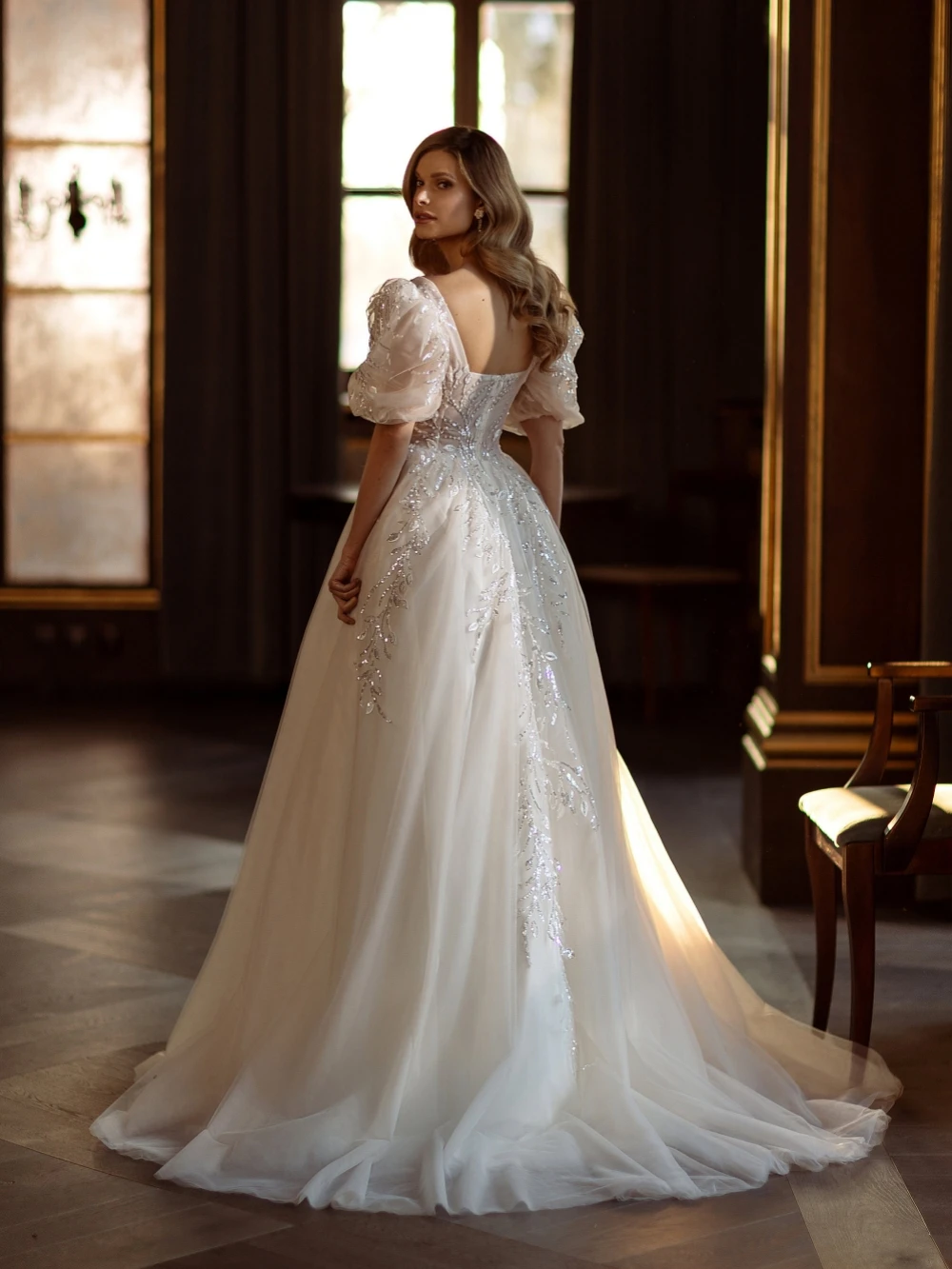 Рисунок 4 - Скромное свадебное платье с квадратным