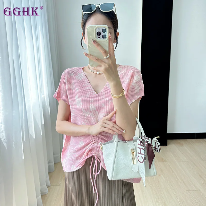 

GGHK High-quality Pleated Digital Printing V-neck Short Sleeve Women's T-shirt Comfortable Casual Niche Design Sense Spot