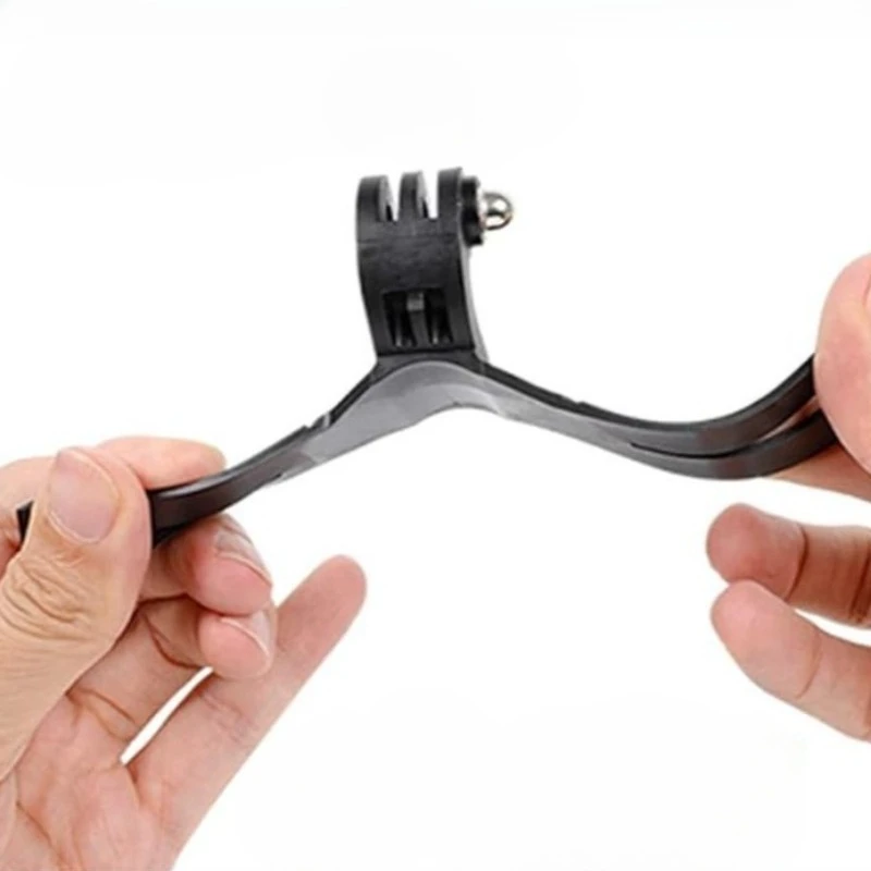 Lot de 5 accessoires de support universel pour caméra action 360°, clips et vis M5 disposés sur fond blanc