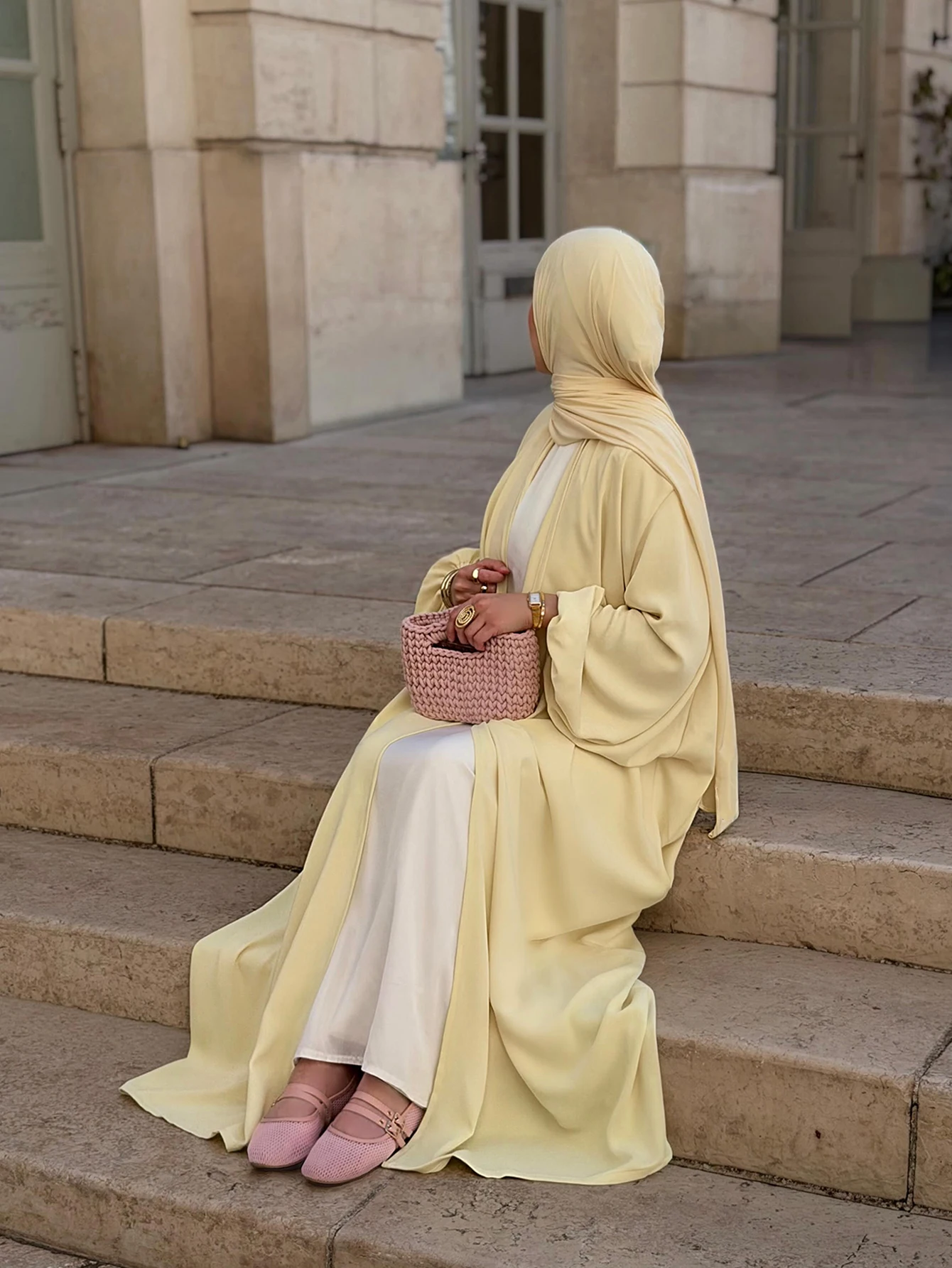عباءة نسائية أنيقة بطراز شرق أوسطي مع لمعة ساتان ناعمة باللون الأصفر، برقع عربي