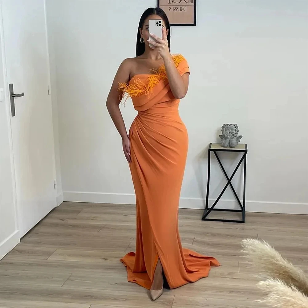 

Glamorous Off Shoulder Pleat Evening Dresses 2023 Floor-Length Sexy Mermaid Side Split Prom Gowns with Feathers Dubai Arab فسات