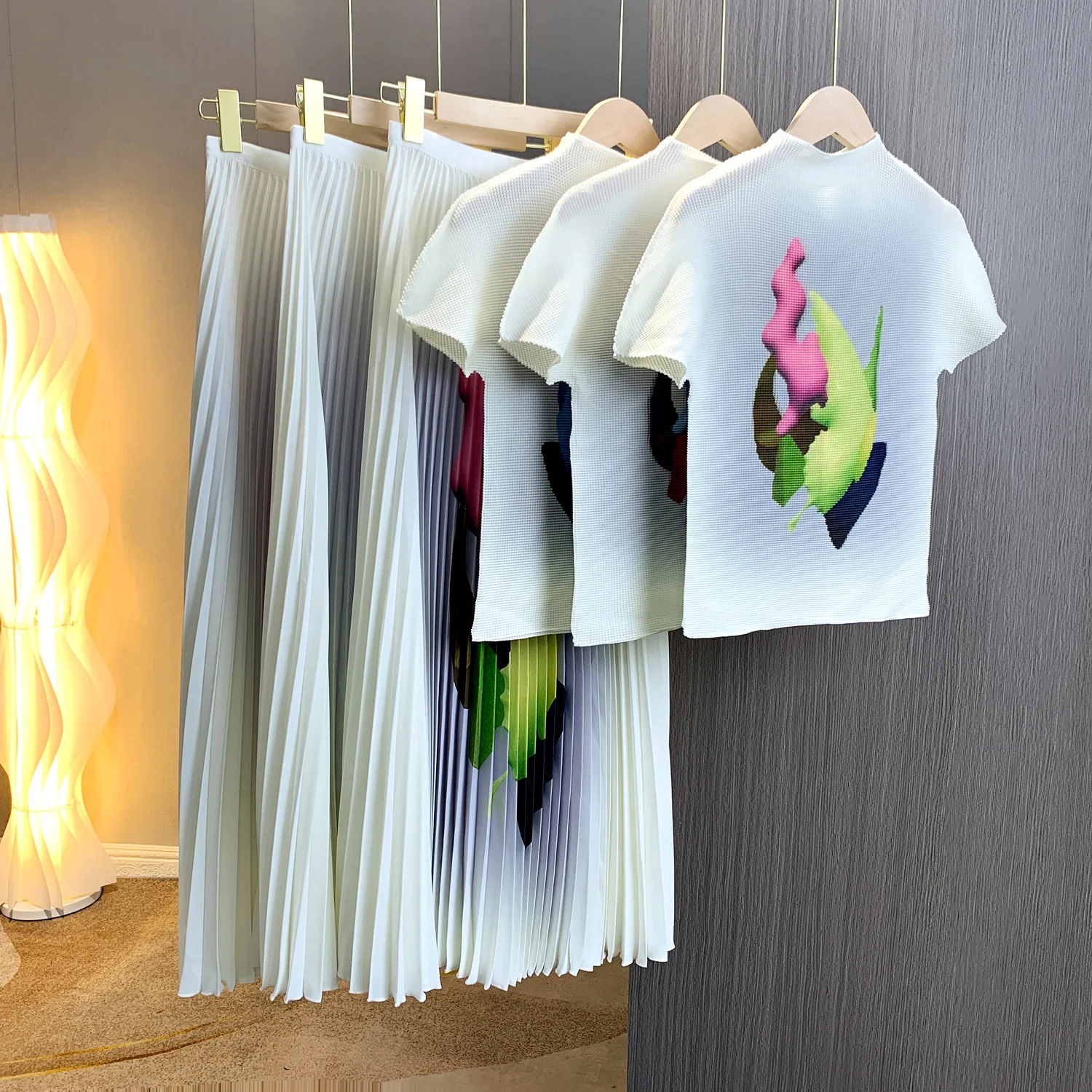 

Летняя плиссированная футболка «миаке» с принтом «кукурузные зерна», тонкая облегающая футболка с принтом «граффити», комплект с плиссированной юбкой, 2024