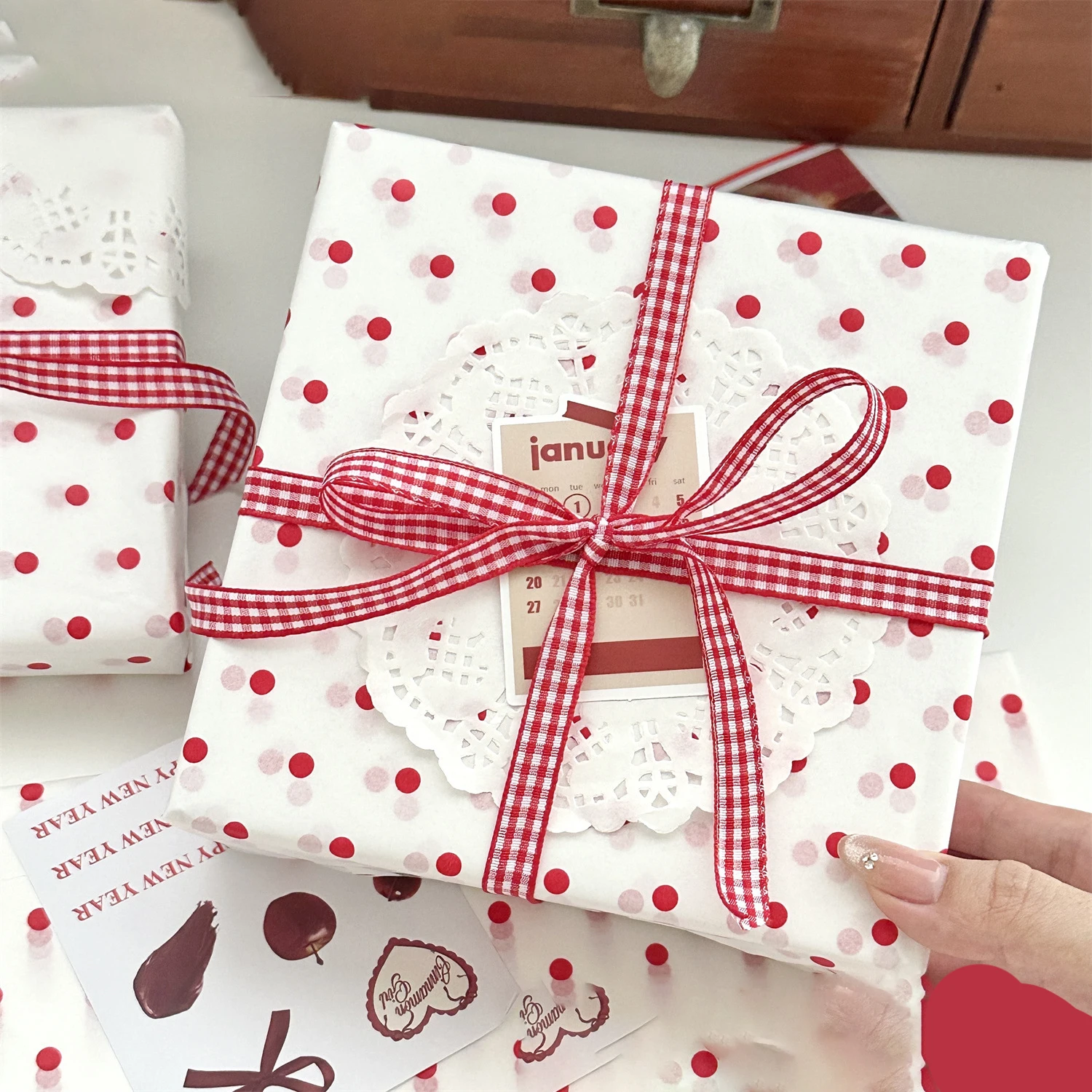Elegant Polka Dot Gift Wrapping Paper - Versatile and Lightweight