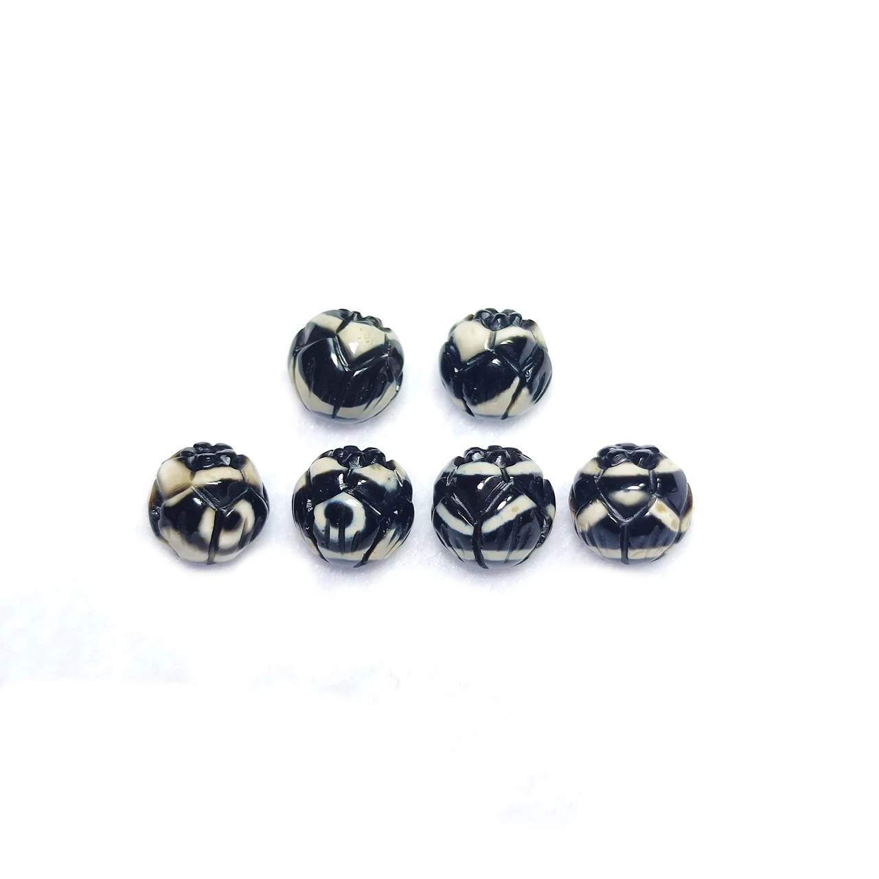 2 Pz/Lotto Tibet 3 Occhi Denti Di Tigre Totem D'Acqua Nero/Bianco Perline Rotonde Agata Dzi Perline Intagliato A Forma Di Loto Accessori Per Gioielli