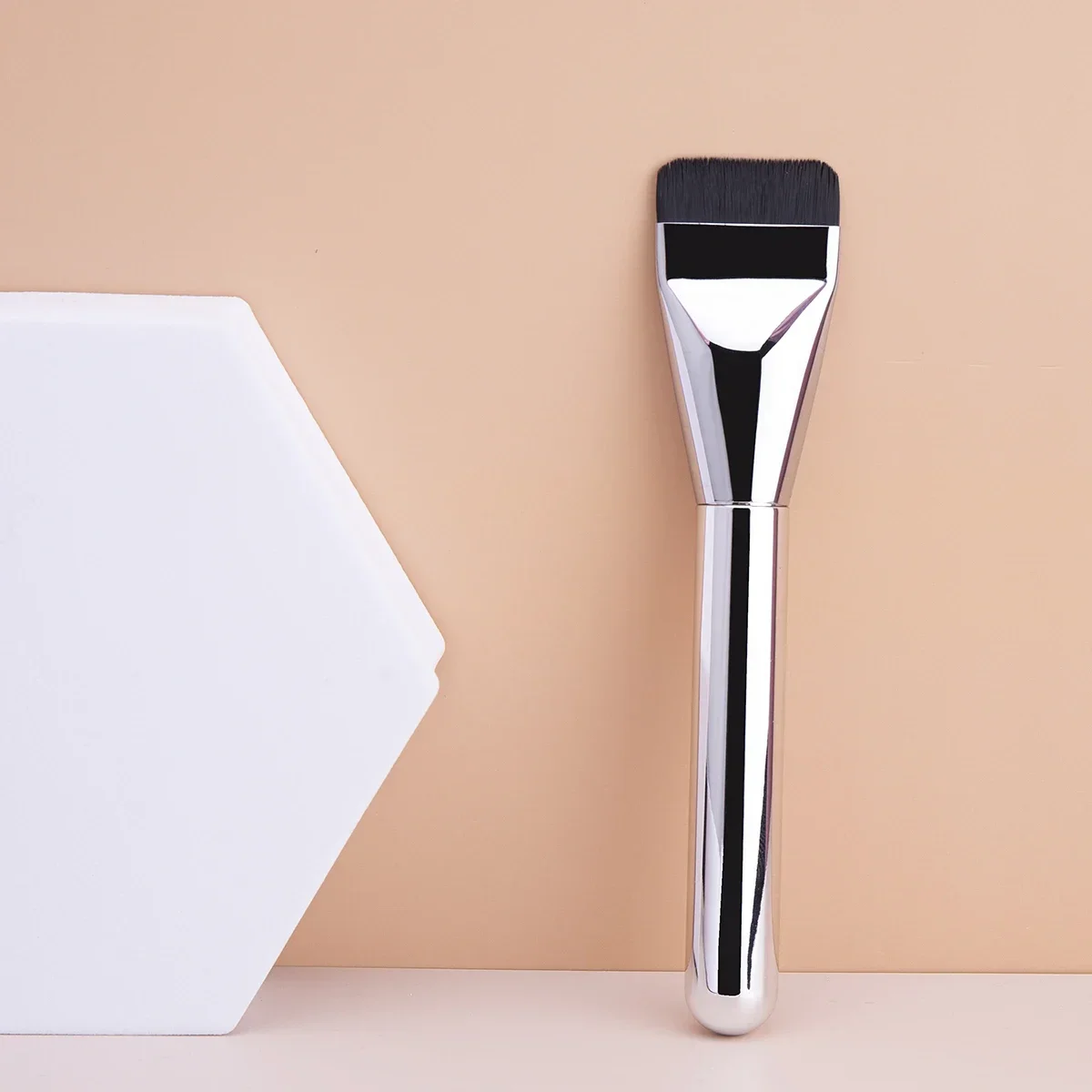Sleek & Lightweight Foundation Contour Brush