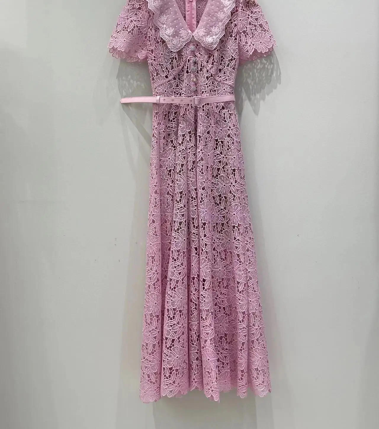 

Женское кружевное платье с отложным воротником, розовое милое летнее платье миди с коротким рукавом и вышивкой и поясом, 2024