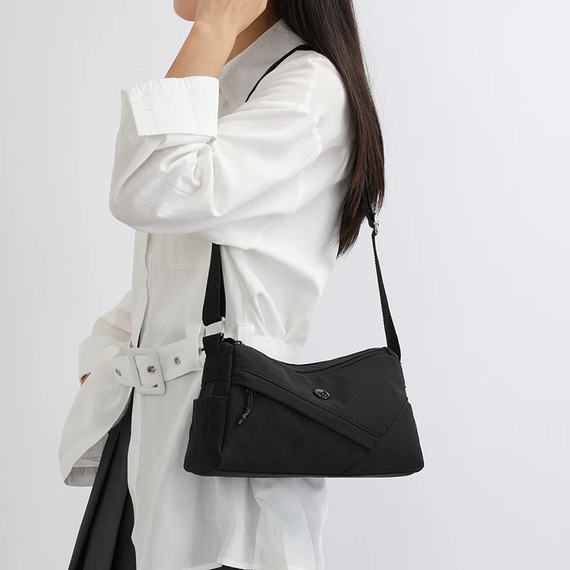 Ladies' vintage messenger bag with zipper closure, suitable for daily commuting and casual outings