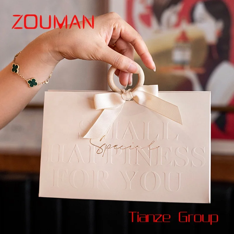 Bolsa de papel de compras blanca de lujo con logotipo impreso personalizado, bolsas de regalo de Boutique al por mayor con su propio logotipo