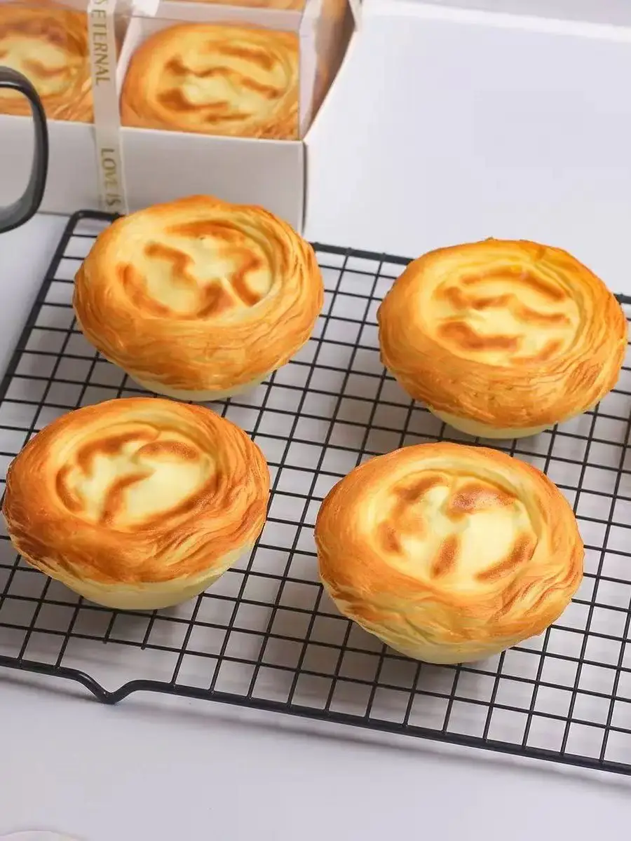 1 Stück Simuliertes Brot-Kuchen-Imitat, langsam aufspringend, kleines Croissant-Twist-Paket, weich, duftend, zum Kneifen, künstliches Kuchenbrot. – Detail 1