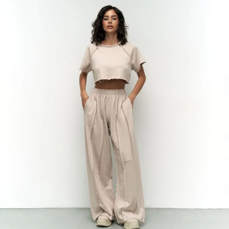 

Комплект из футболки с коротким рукавом и брюк с высокой талией