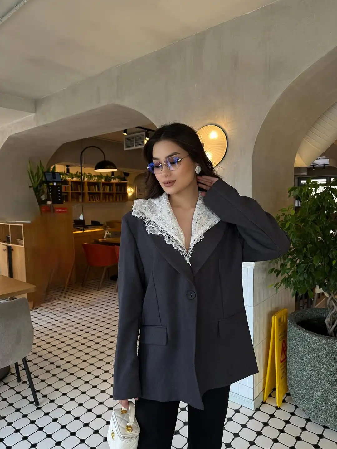 Blazer Gris Élégant Col Dentelle Chic - Tendance Mode Femme