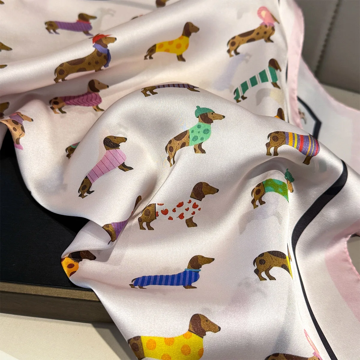2026 Neuer Seidenschal mit Hundemotiv für Damen, Weicher Satin-Halstuch, Modisches Kopftuch, Weibliches Foulard-Bandana – Detail 5