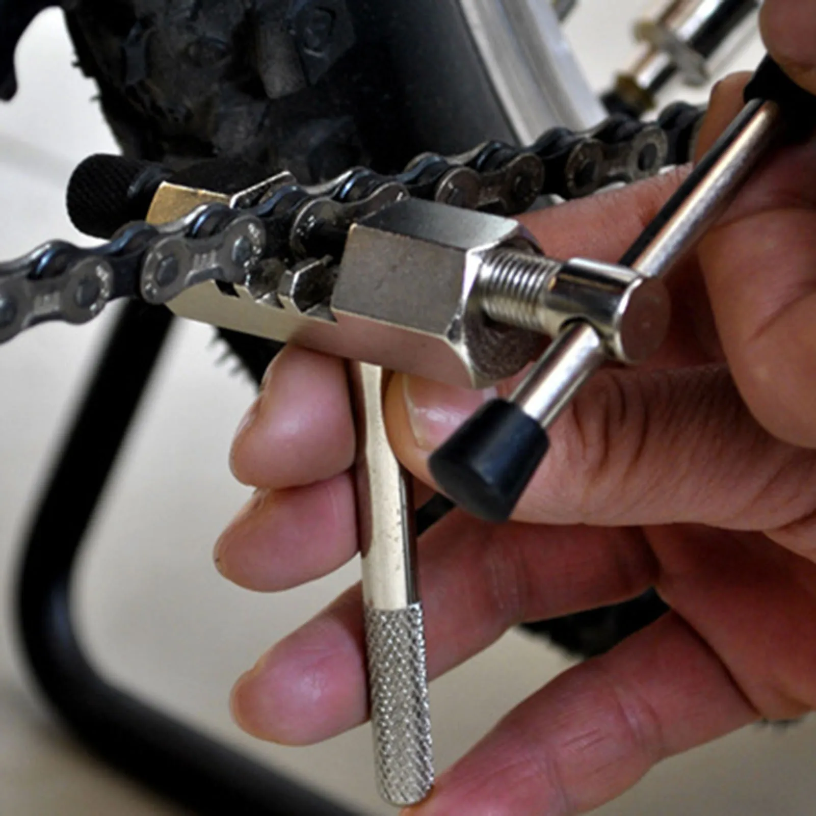 

Металлический инструмент для демонтажа звеньев цепи