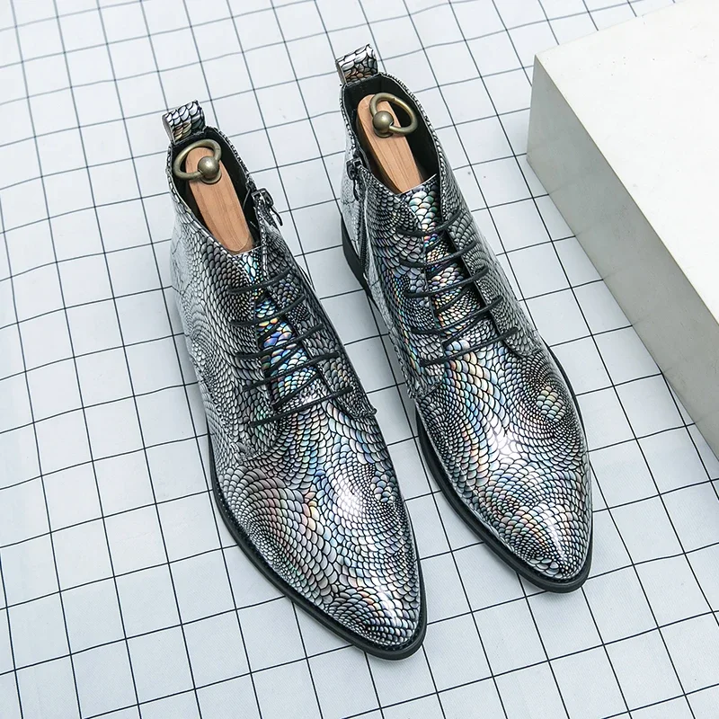 

Новые роскошные мужские ботинки, дизайнерские модные лакированные кожаные ботильоны, блестящие мотоциклетные ботинки для отдыха, короткая обувь, осень 2023