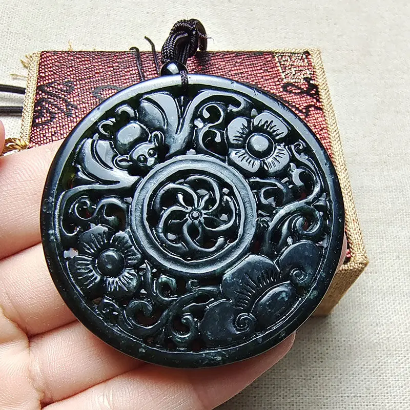 Цепочка с подвеской в виде цветущего цветка из натурального нефрита