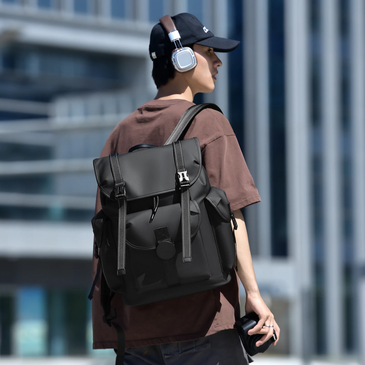 Zaino unisex dallo stile funzionale business casual per contesti aziendali e quotidiani, con struttura impermeabile, ideale per il trasporto del laptop durante il tragitto. - immagine 3